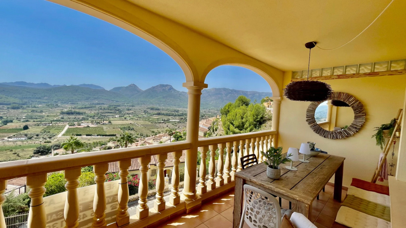 Modern townhouse for sale in Jalon: luxurious, stylish