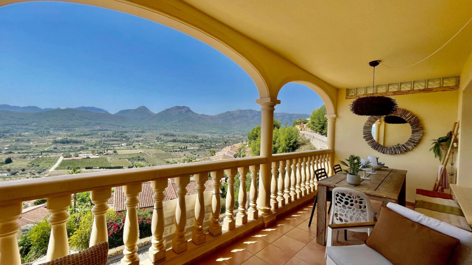Modern townhouse for sale in Jalon: luxurious, stylish