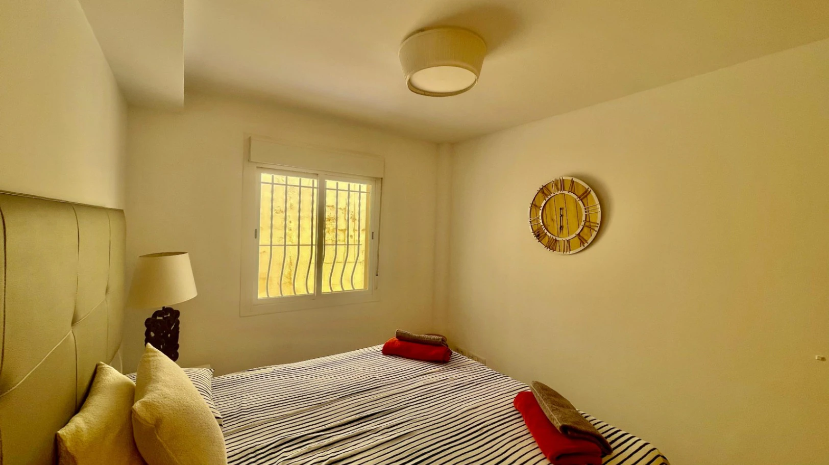 Modern townhouse for sale in Jalon: luxurious, stylish