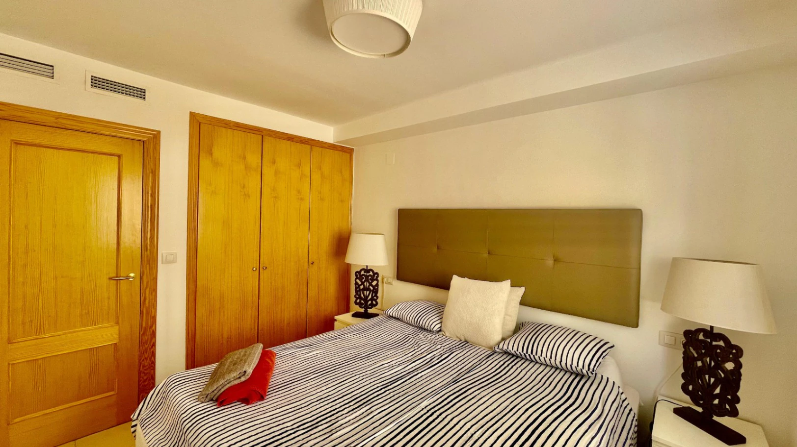 Modern townhouse for sale in Jalon: luxurious, stylish