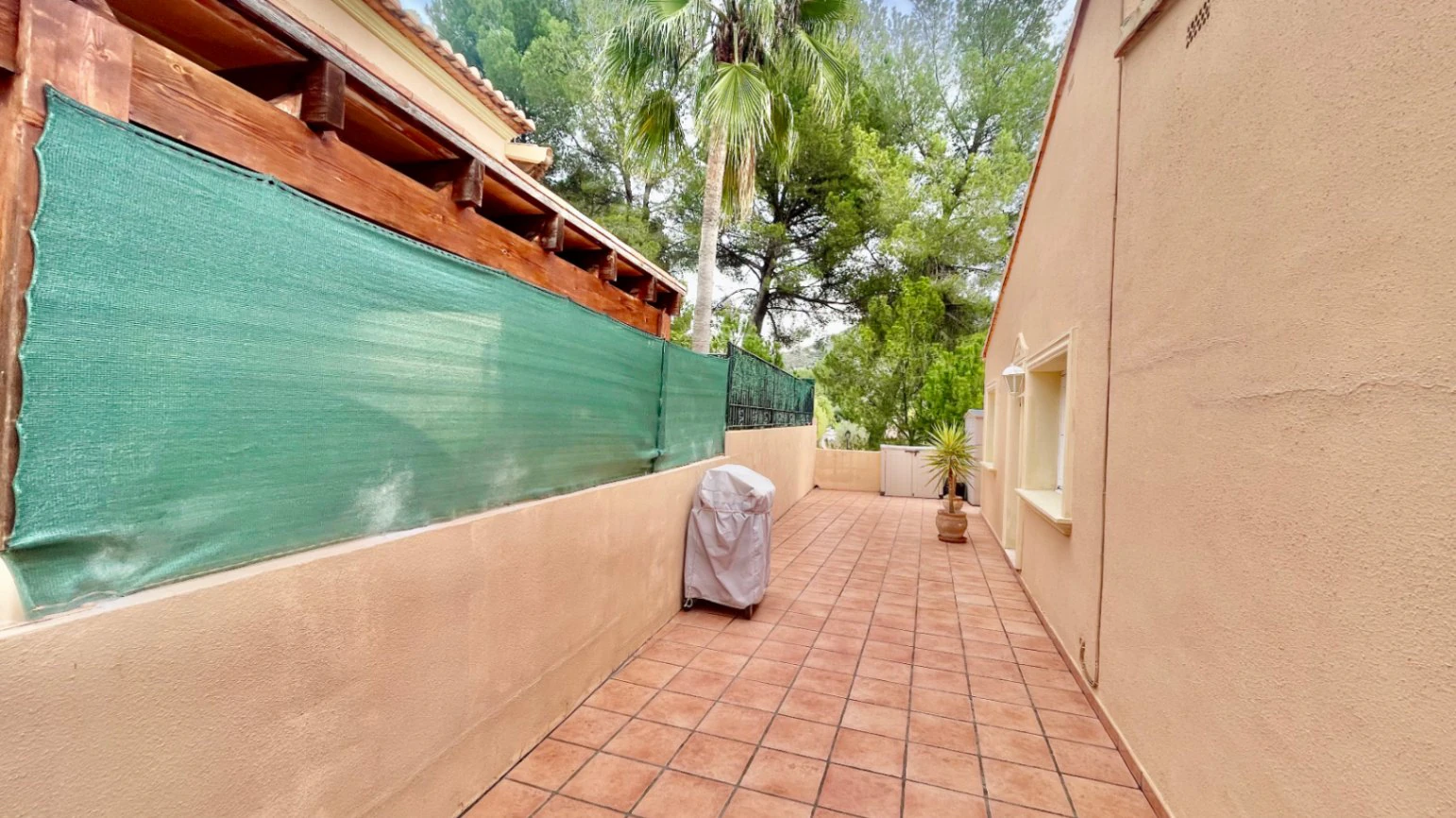 Villa for sale in Alcalali: South-facing, private