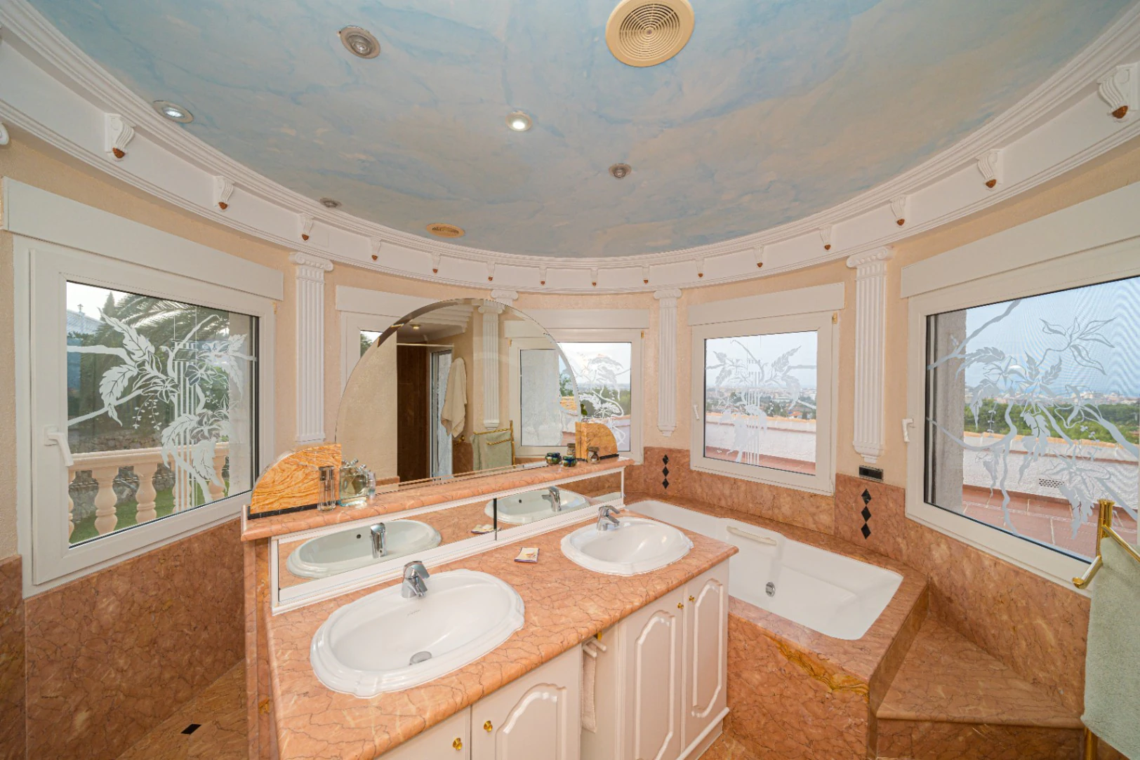 Villa for sale in Denia: Classic and elegant