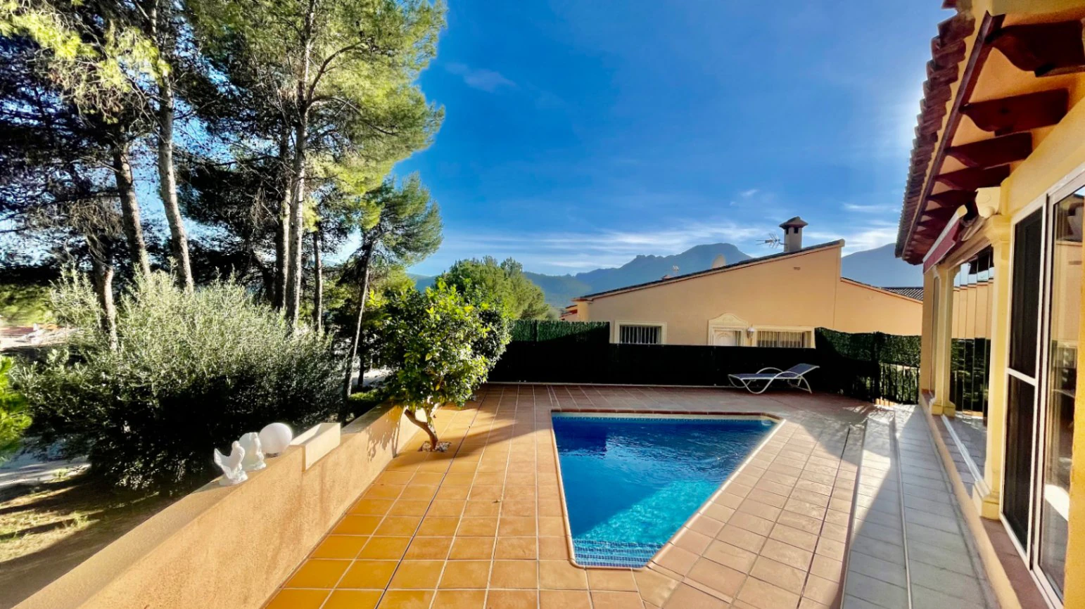 Villa for sale in Alcalali: South-facing, private