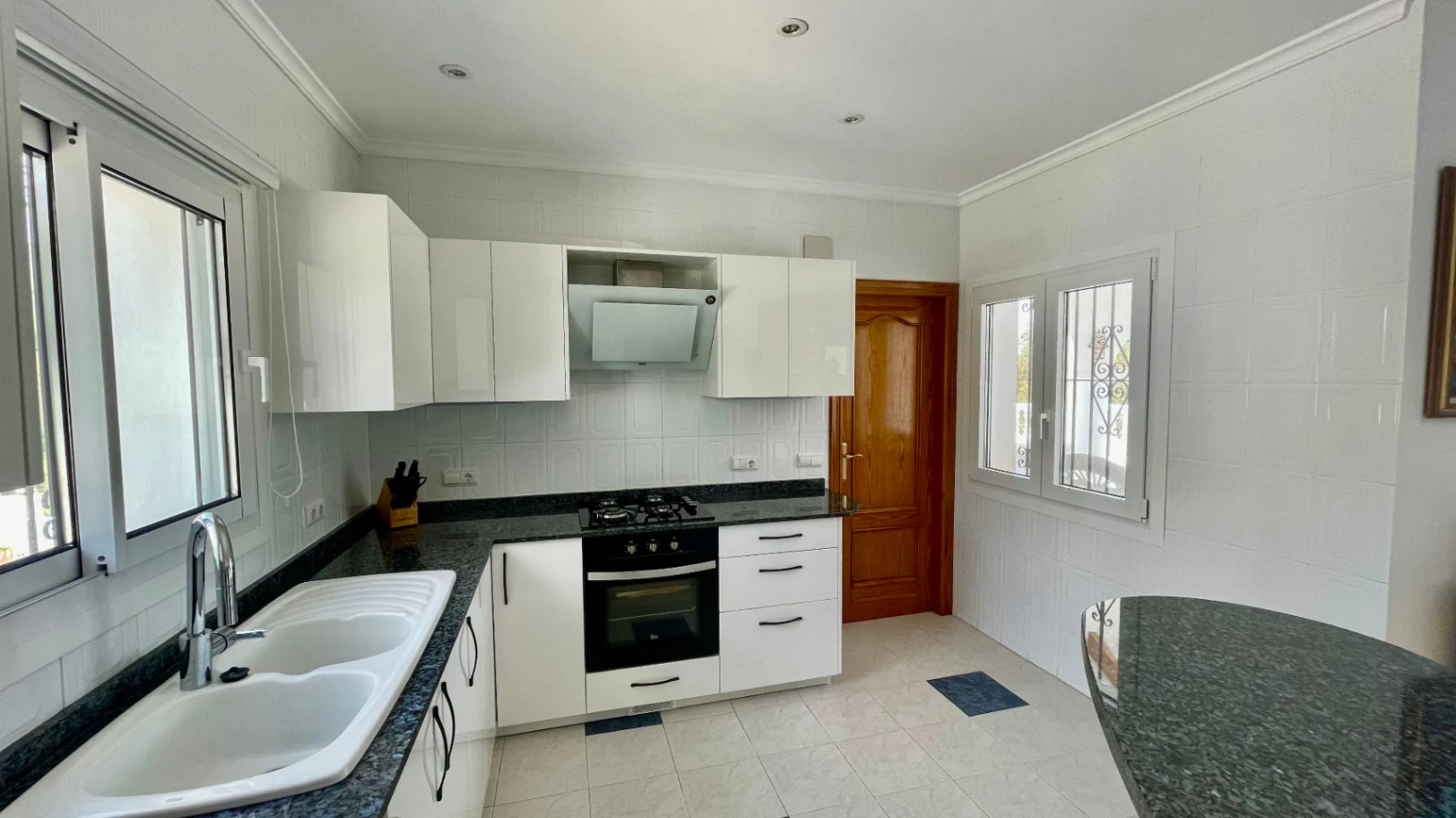 Villa for sale in Jalon: Immaculate, south-facing