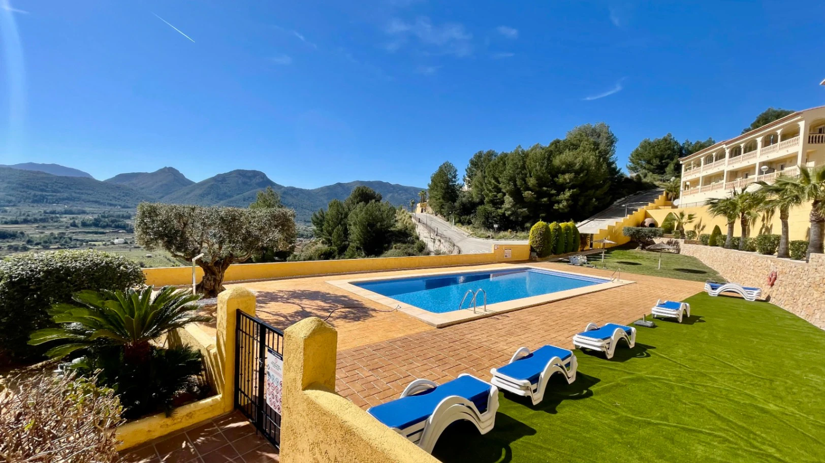Modern townhouse for sale in Jalon: luxurious, breathtaking views