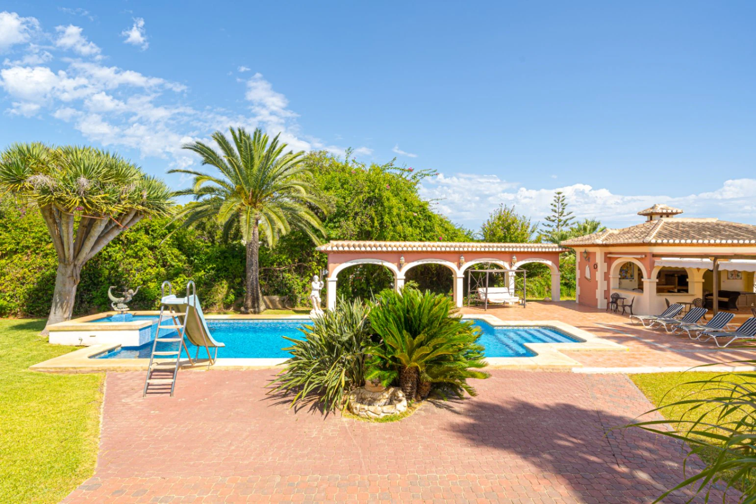 Villa te koop in Javea: Herenhuis op het zuiden