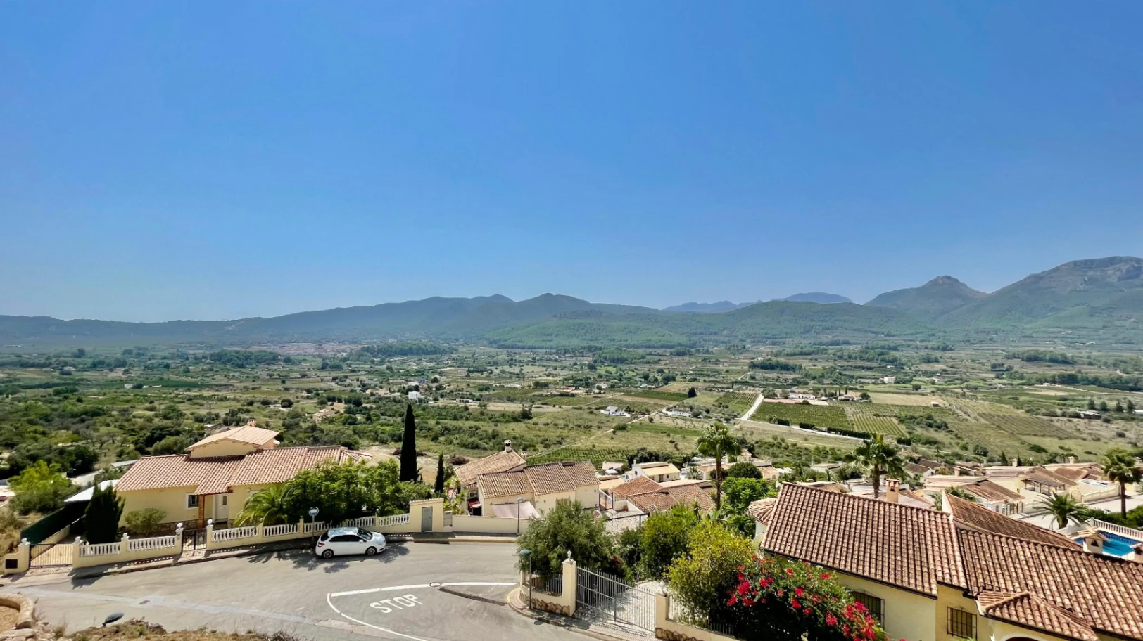 Modern townhouse for sale in Jalon: luxurious, stylish