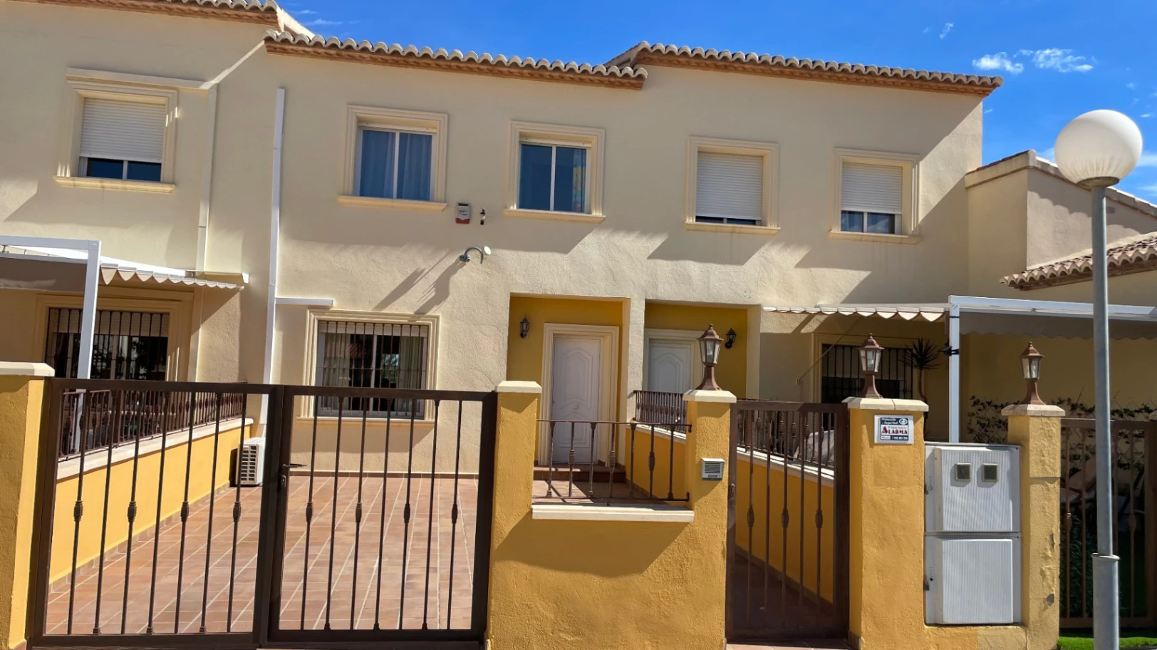 Townhouse for sale in Alcalali: Modern & spacious