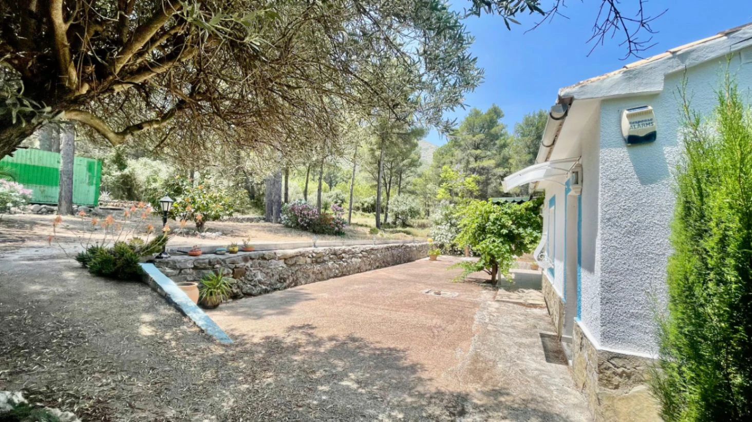 Country house for sale in Parcent: large plot, tranquil escape