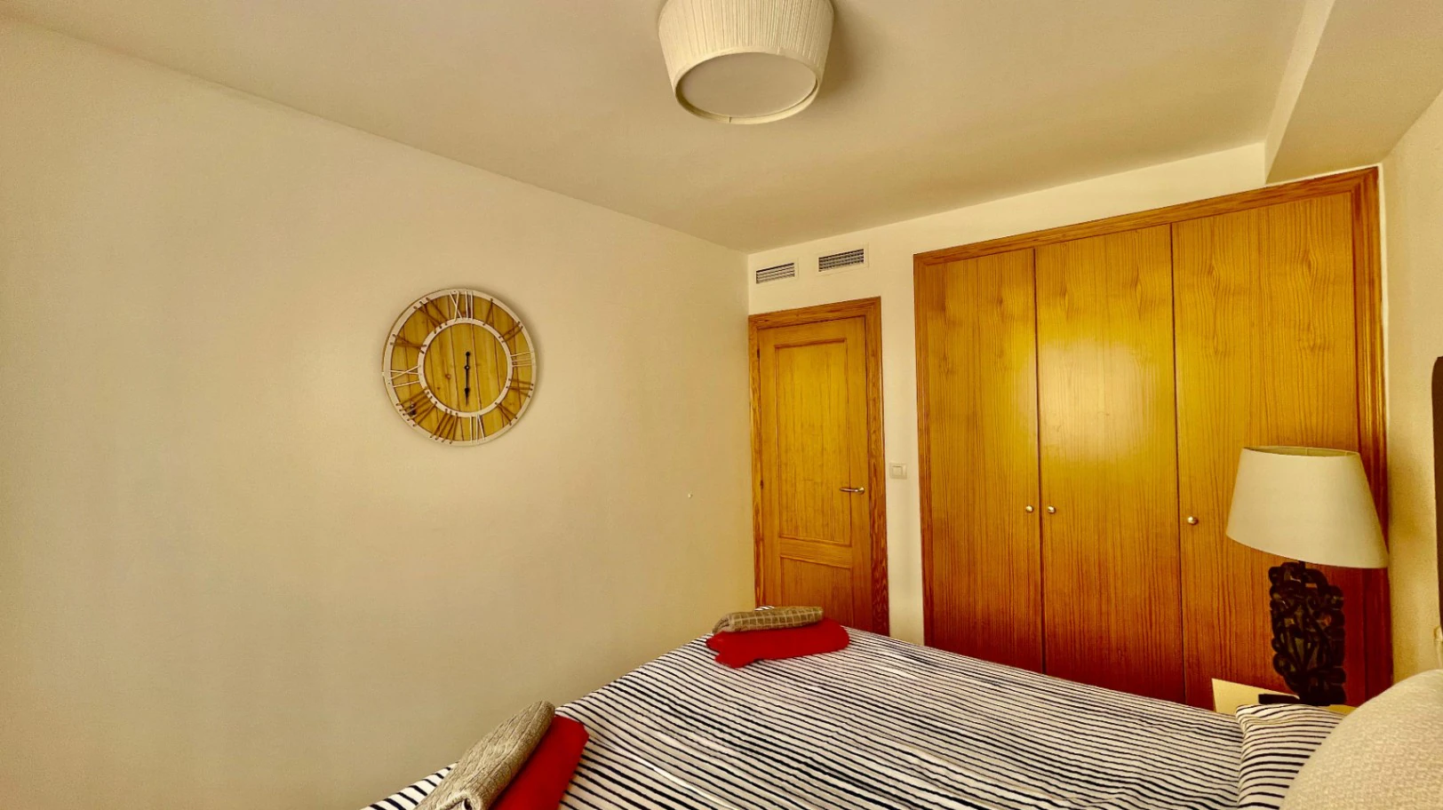 Modern townhouse for sale in Jalon: luxurious, stylish