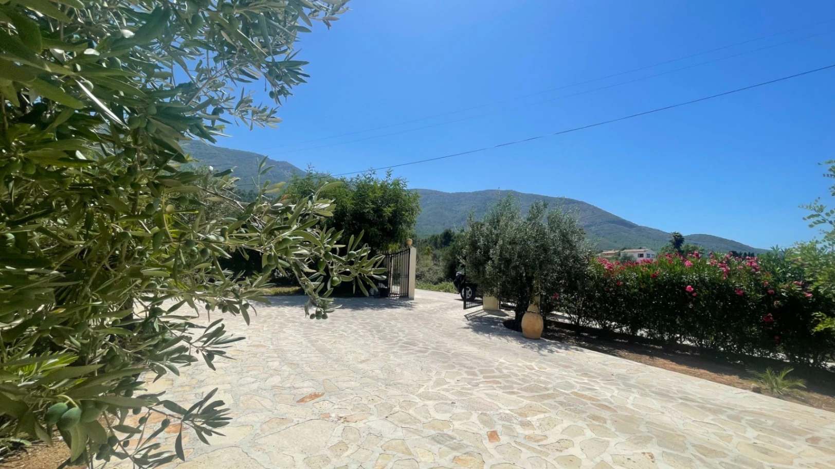 For sale in Parcent: Villa on a flat plot of 1346m2