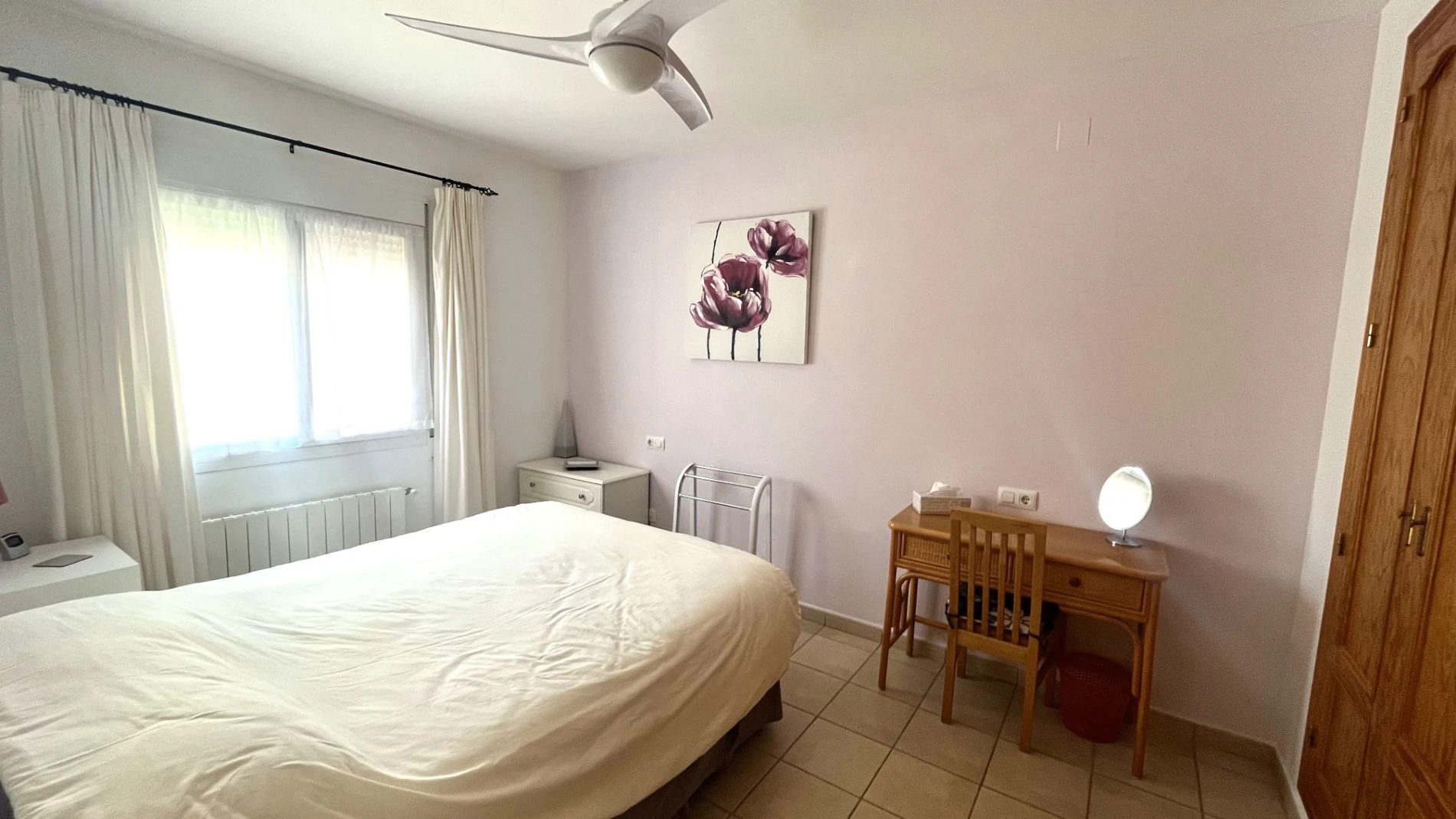 Modern, semi-detached, excellent location