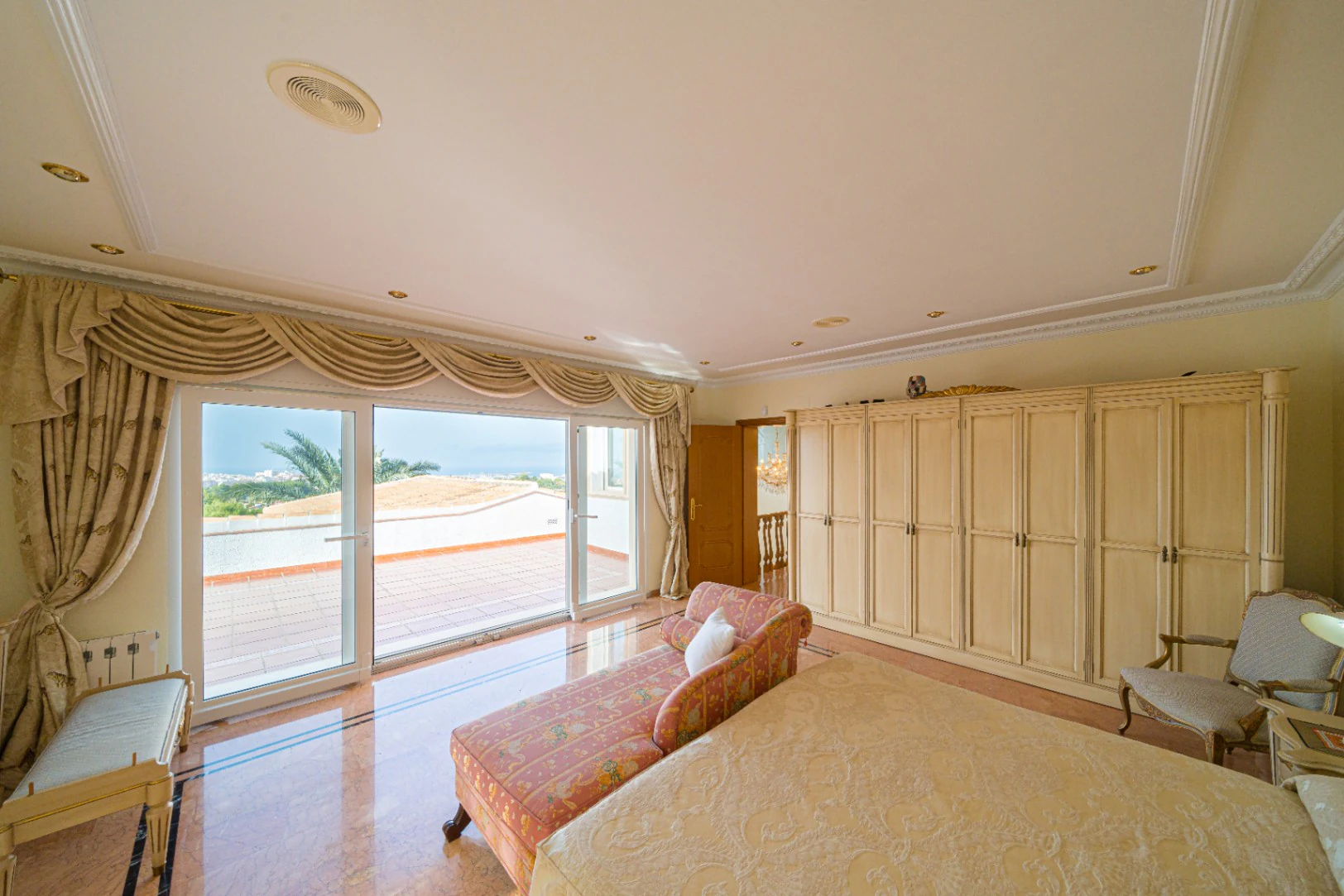 Villa for sale in Denia: Classic and elegant