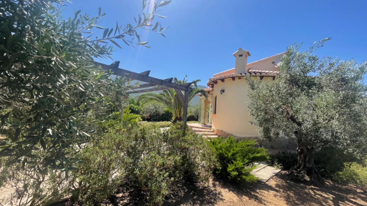 For sale in Parcent: Villa on a flat plot of 1346m2