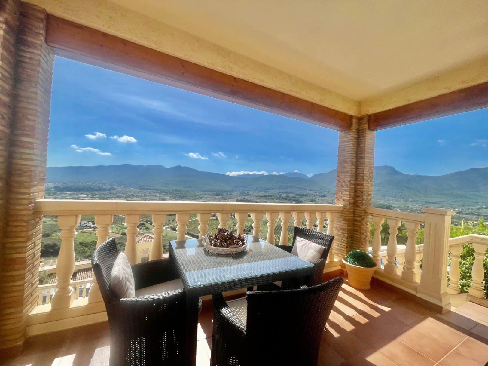 Villa for sale in Jalon: Spectacular, south-facing valley views