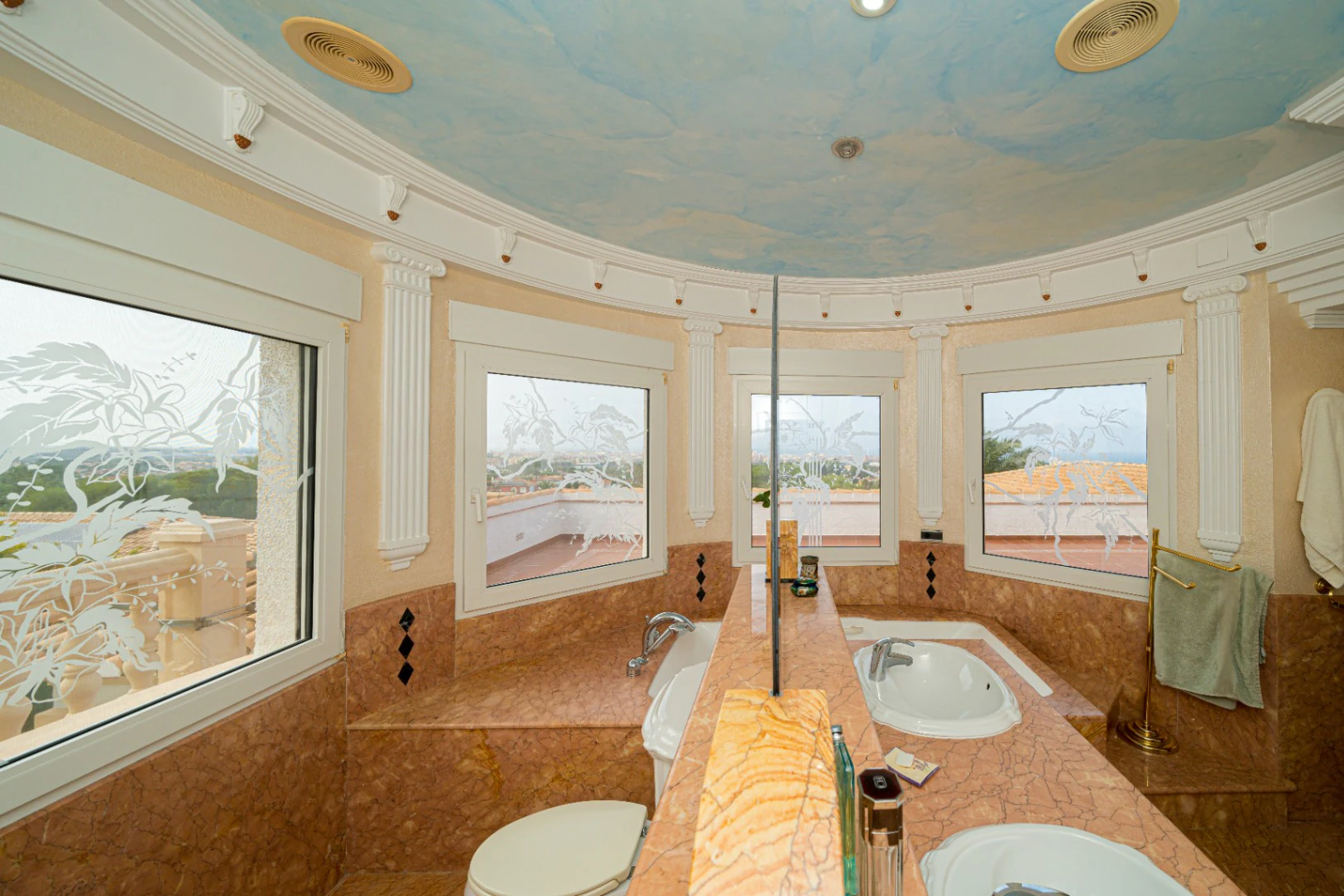 Villa for sale in Denia: Classic and elegant