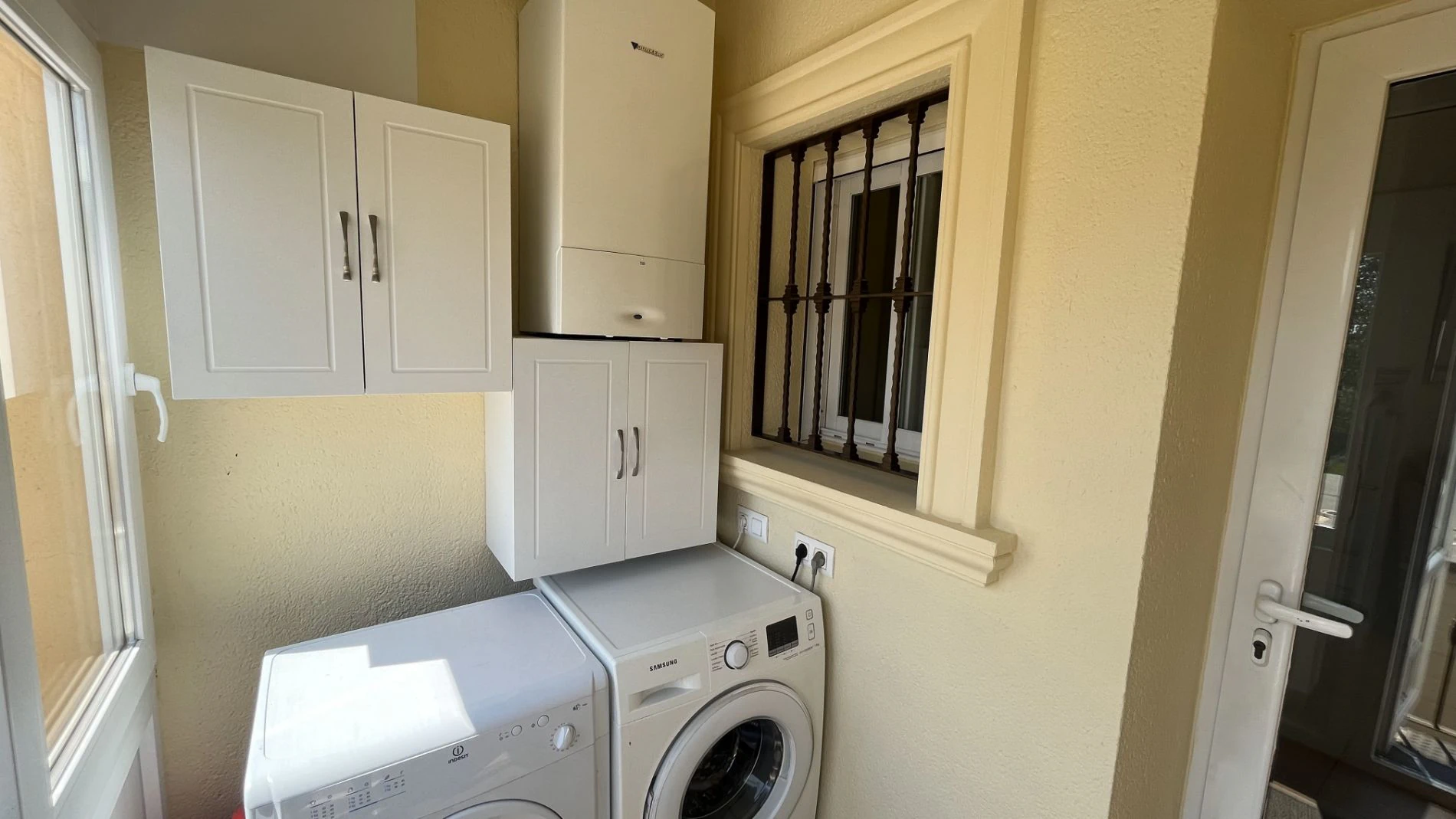 Modern, semi-detached, excellent location