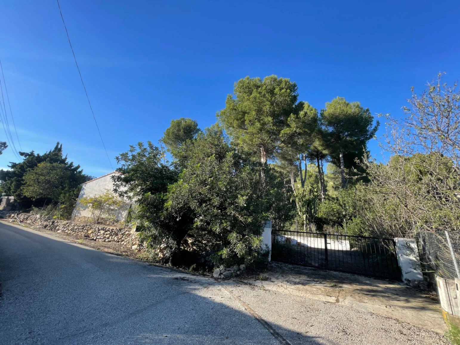Casita for sale in Alcalali: large urban plot