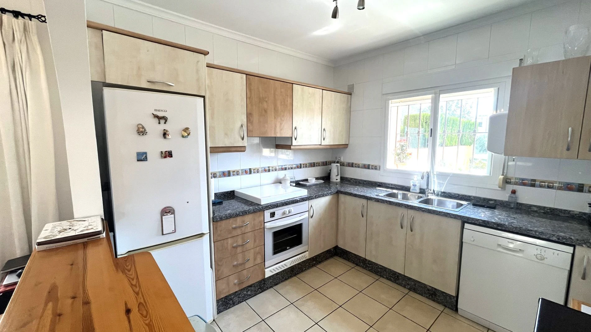 Modern, semi-detached, excellent location