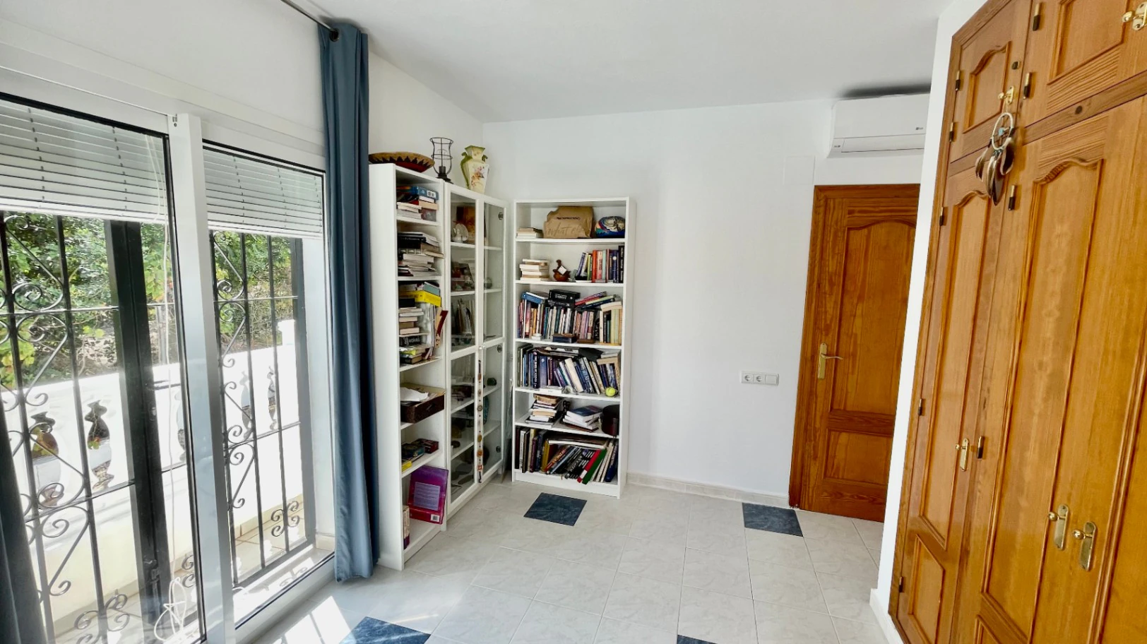 Villa for sale in Jalon: Immaculate, south-facing