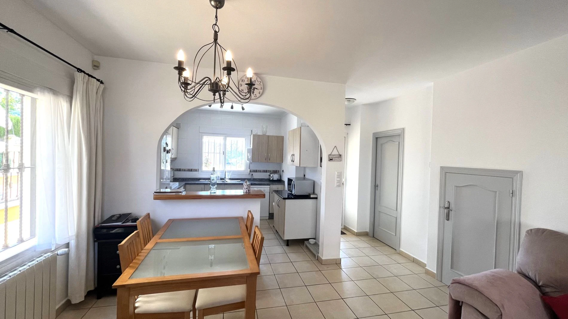 Modern, semi-detached, excellent location