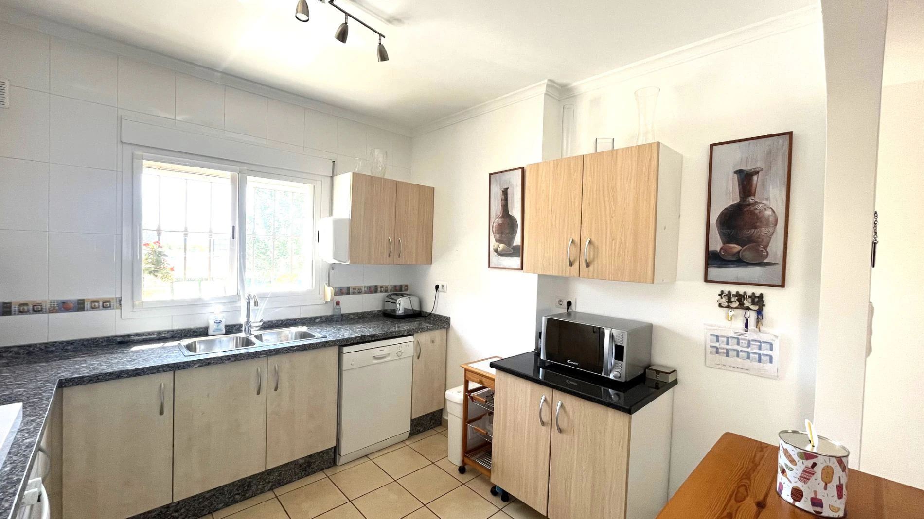 Modern, semi-detached, excellent location