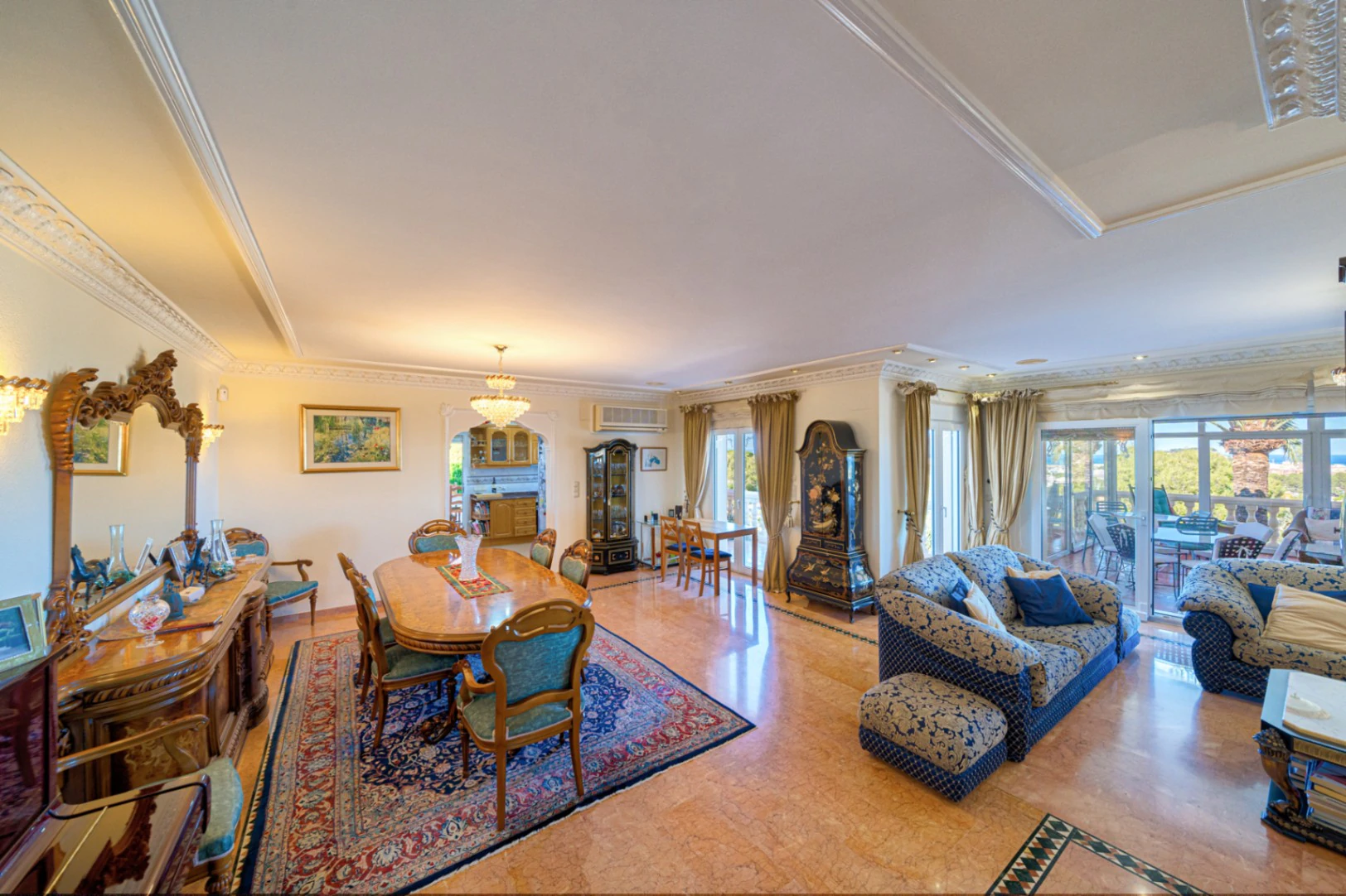 Villa for sale in Denia: Classic and elegant