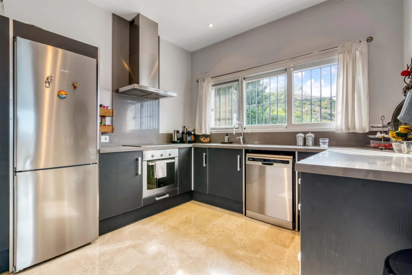 Villa for sale in Rafol: Modern, with sea views