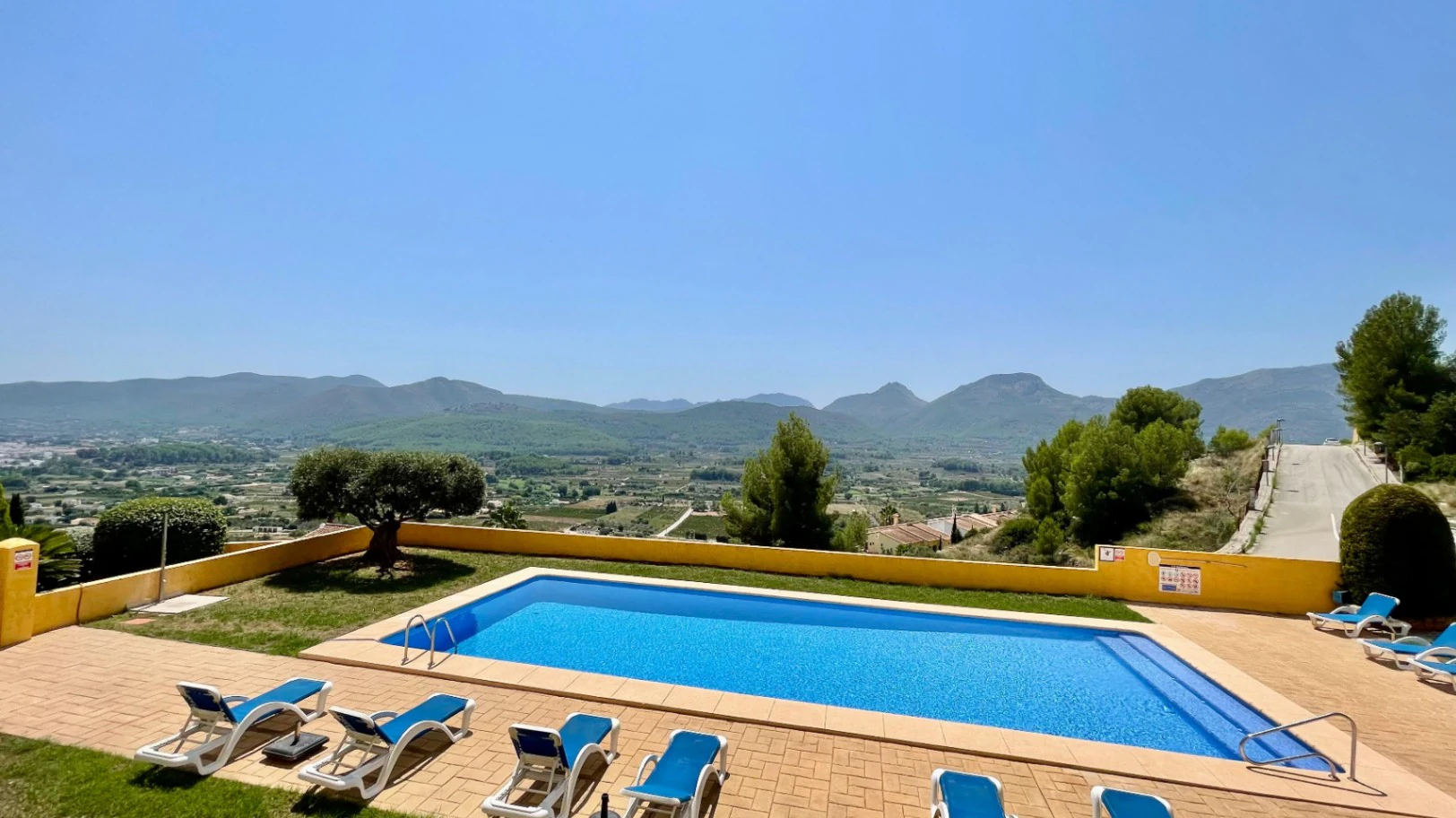 Modern townhouse for sale in Jalon: luxurious, stylish