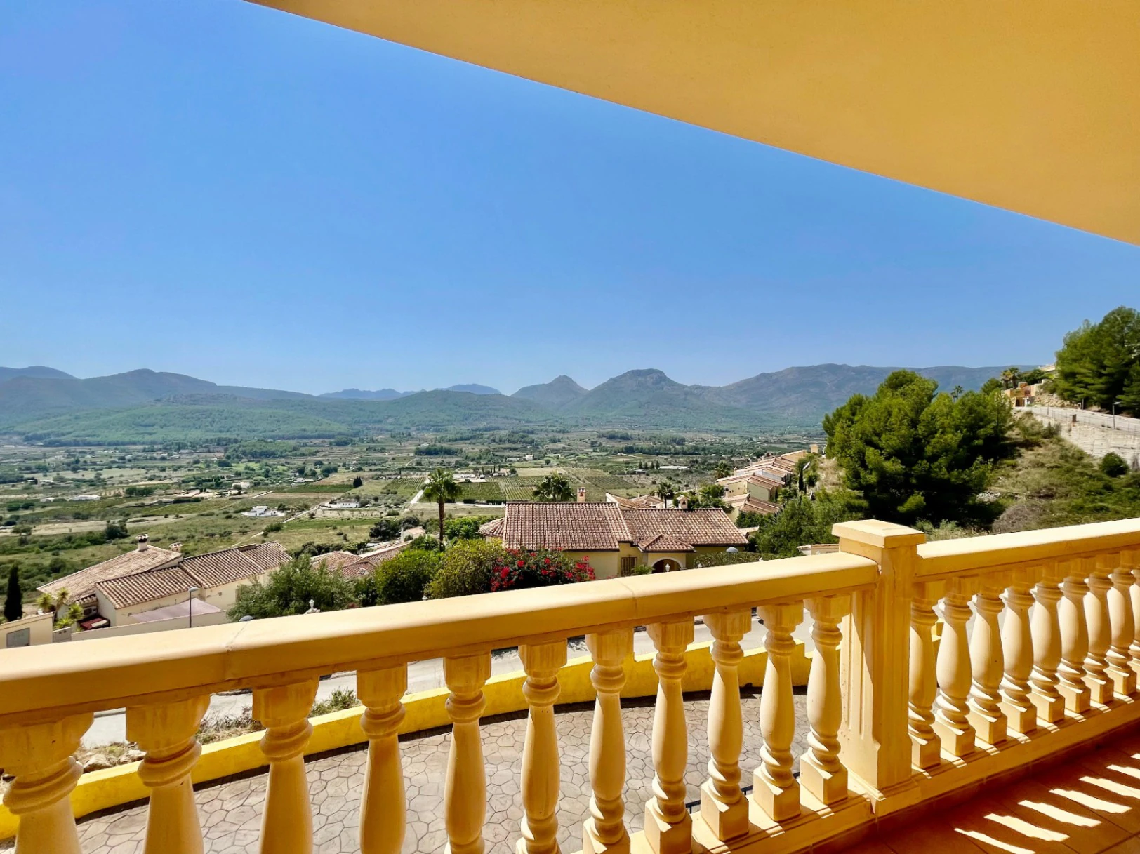 Modern townhouse for sale in Jalon: luxurious, stylish