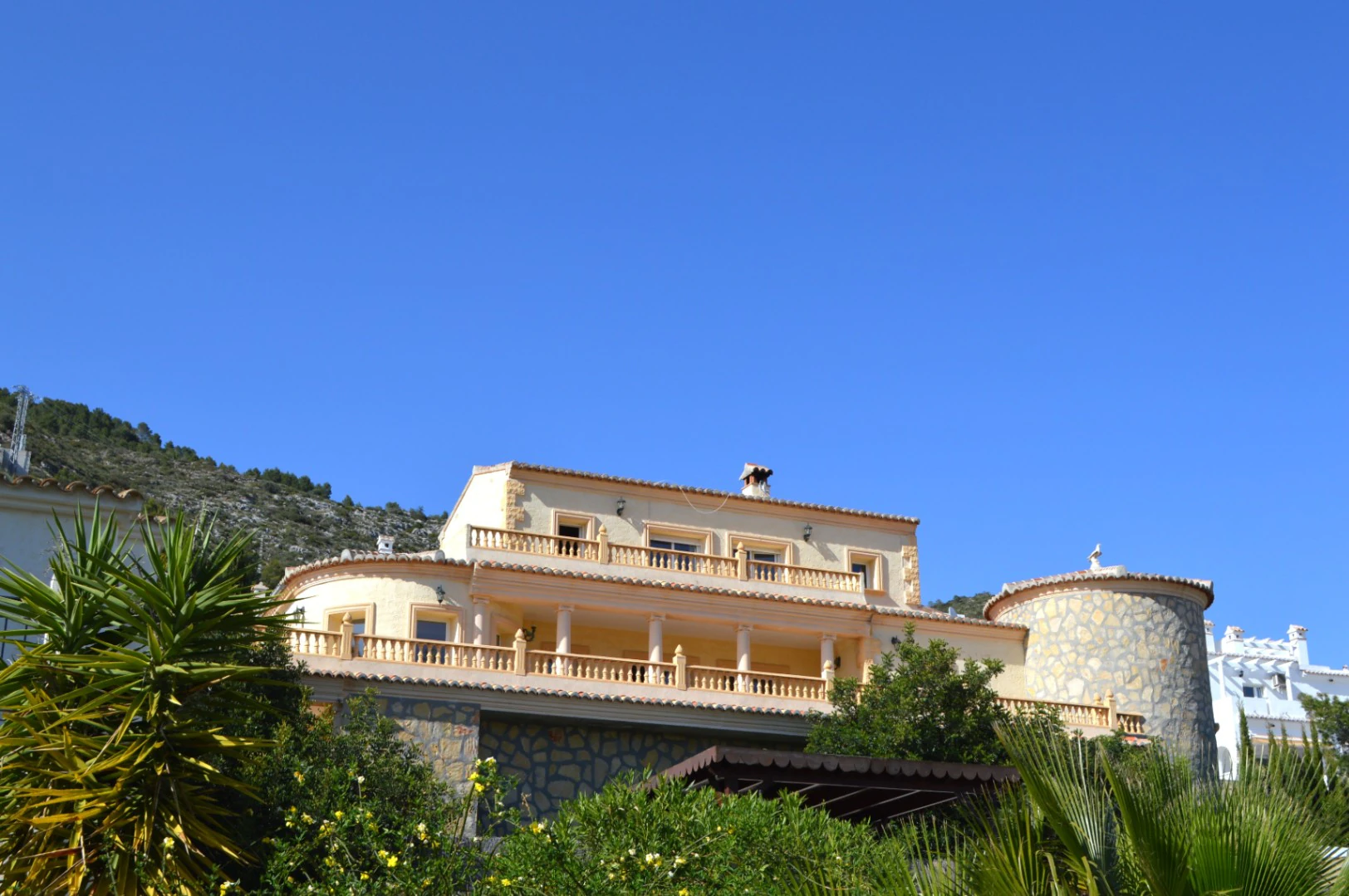Villa for sale in Jalon: Unique, very private