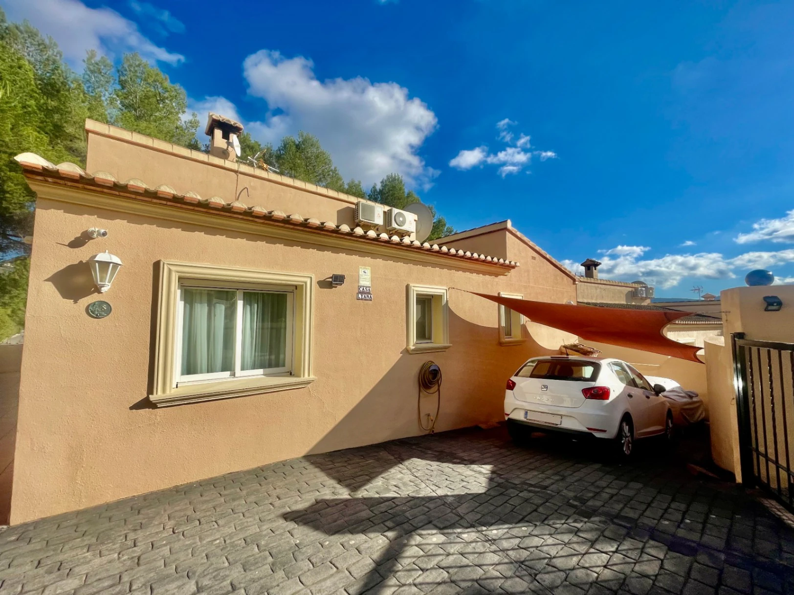 Villa for sale in Alcalali: South-facing, private