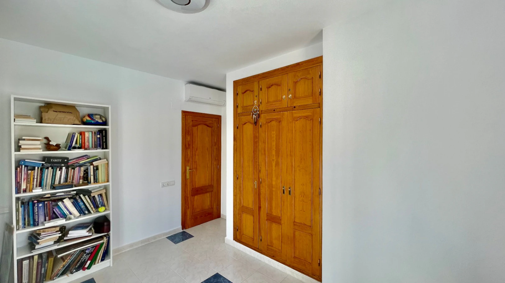 Villa for sale in Jalon: Immaculate, south-facing