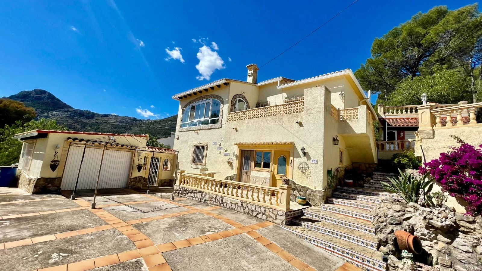 Villa for sale in Parcent: Private, corner plot