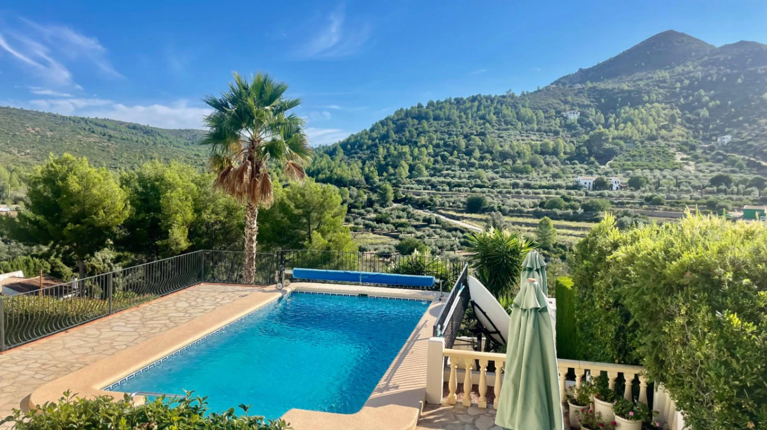 Villa for sale in Alcalali: Fabulous views, separate apartment