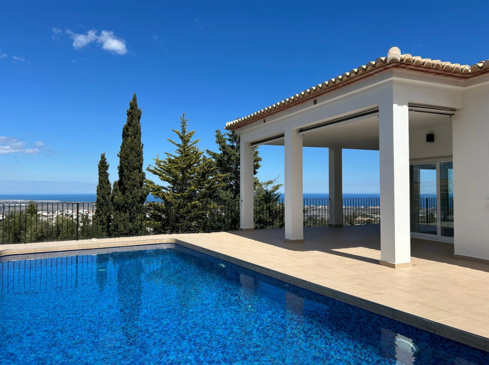Villa for sale in Rafol: Modern, with sea views