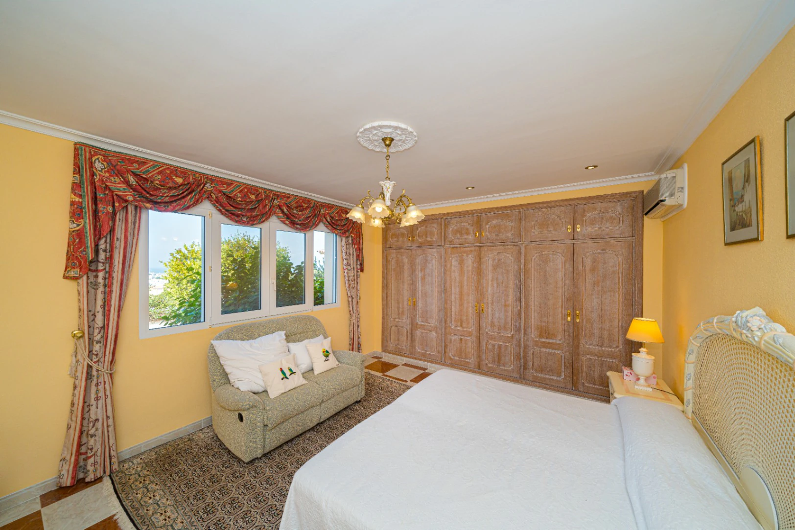 Villa for sale in Denia: Classic and elegant