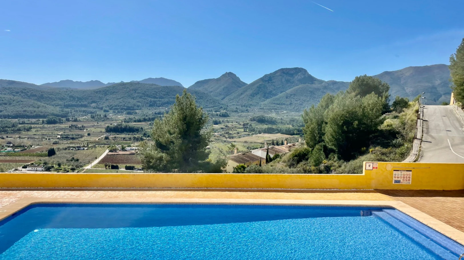 Modern townhouse for sale in Jalon: luxurious, breathtaking views