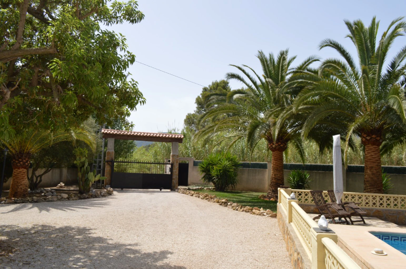 Villa for sale in Alcalali: Private, large south-facing plot, walking distance