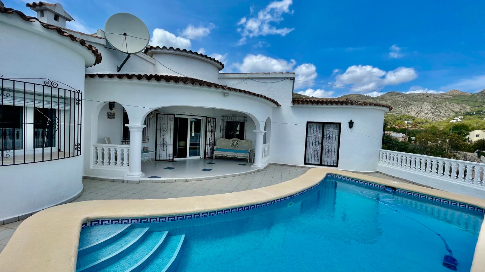 Villa for sale in Jalon: Immaculate, south-facing