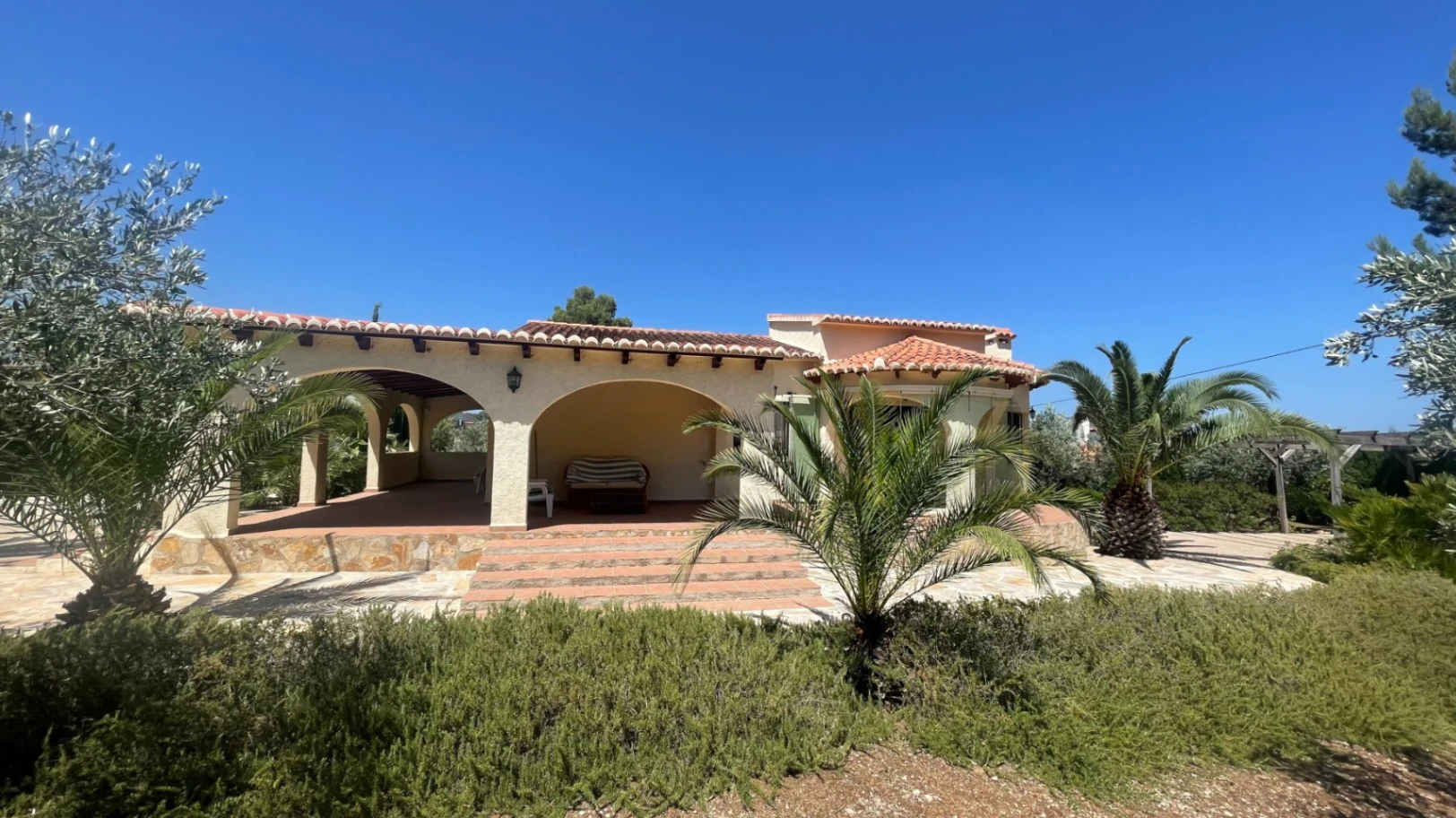 For sale in Parcent: Villa on a flat plot of 1346m2