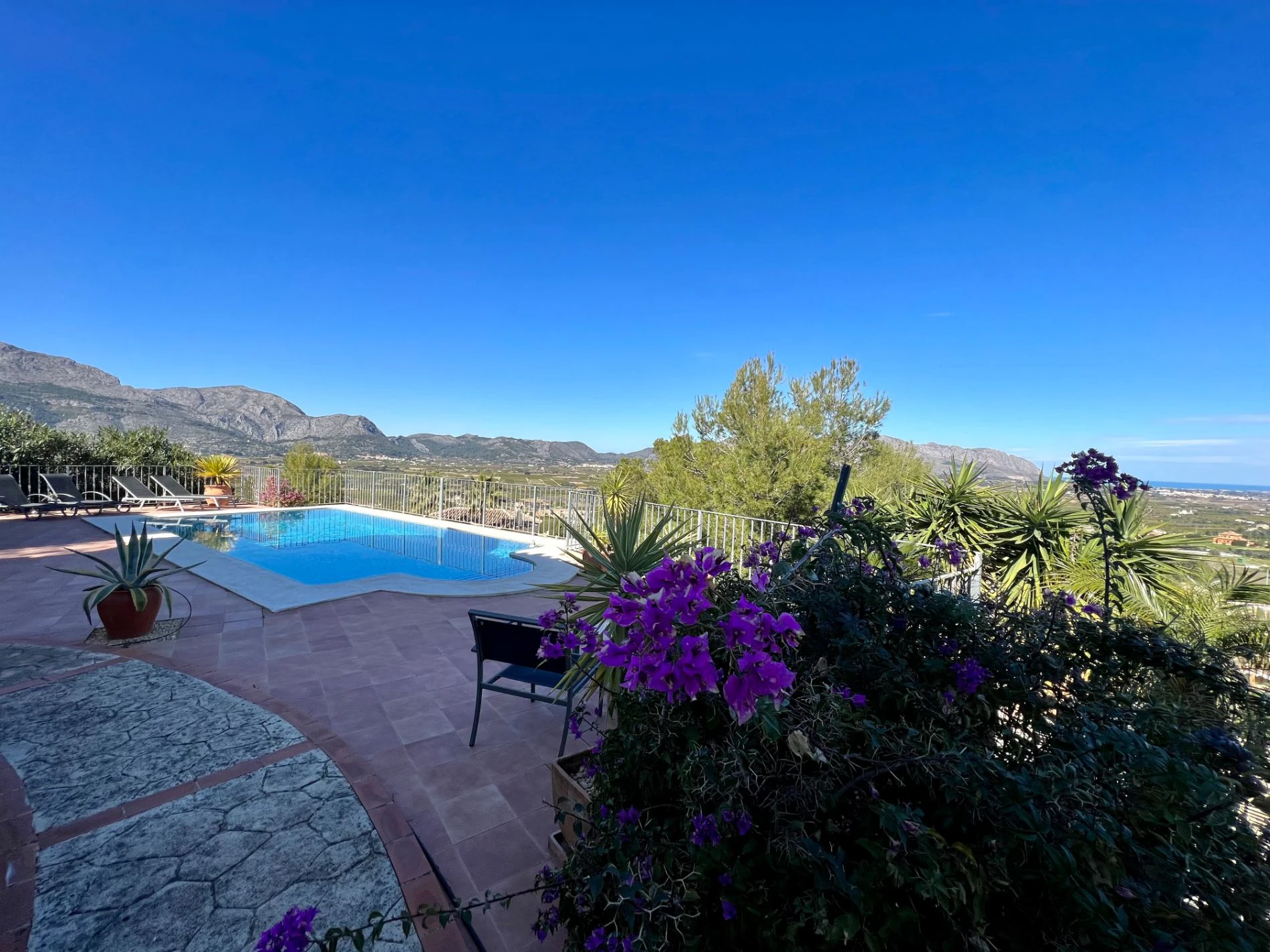 Villa for sale in Orba: Fabulous views, separate apartment