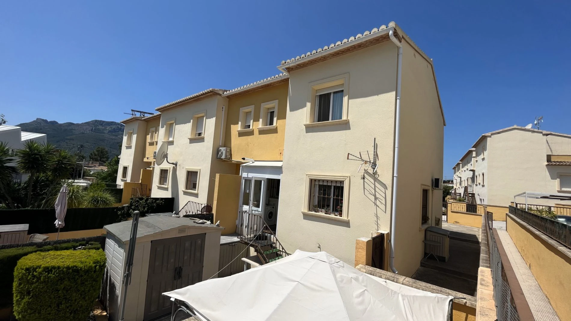 Modern, semi-detached, excellent location