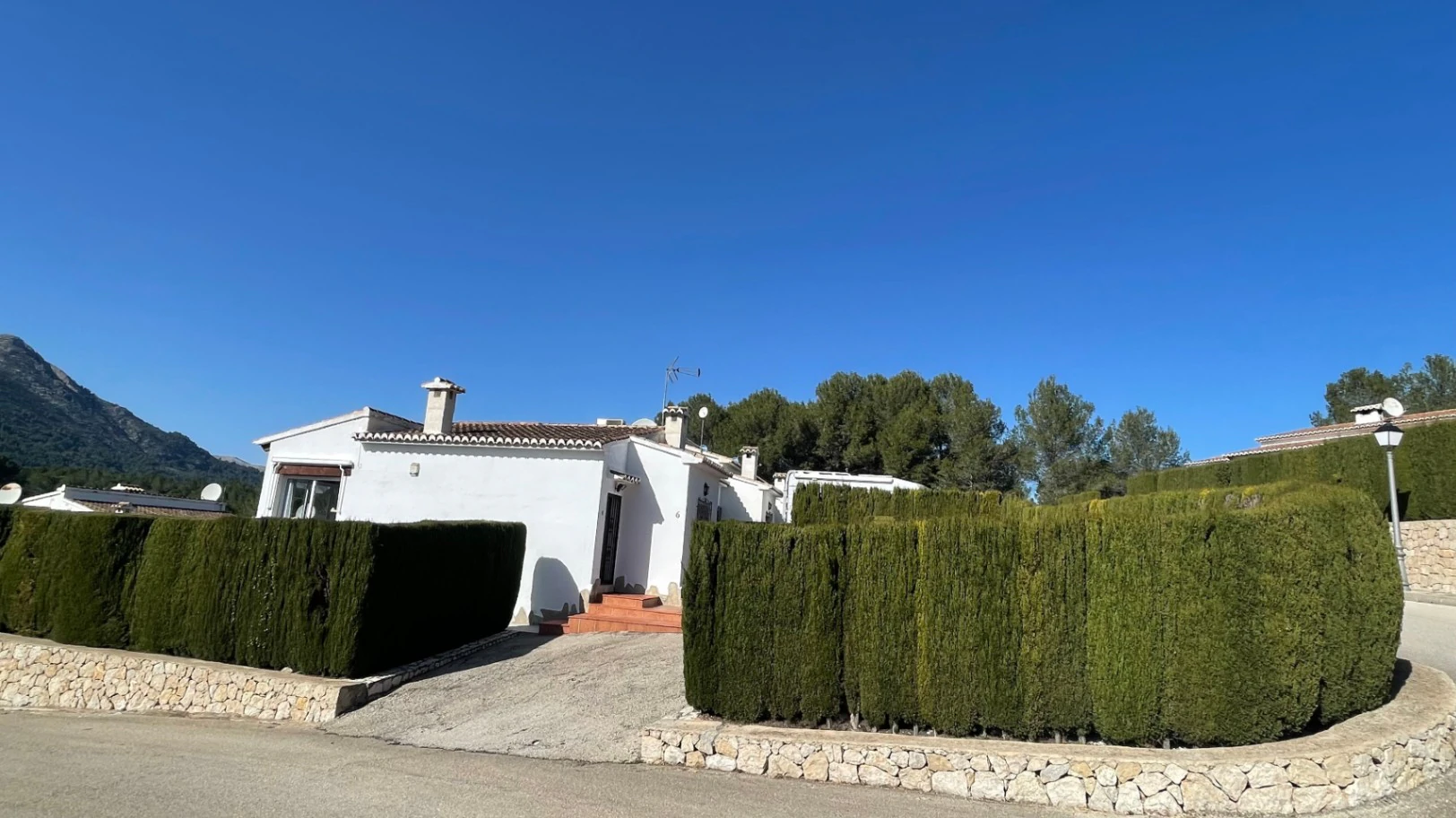 Halfvrijstaande bungalow te koop in Murla: Elegant, op hoekperceel