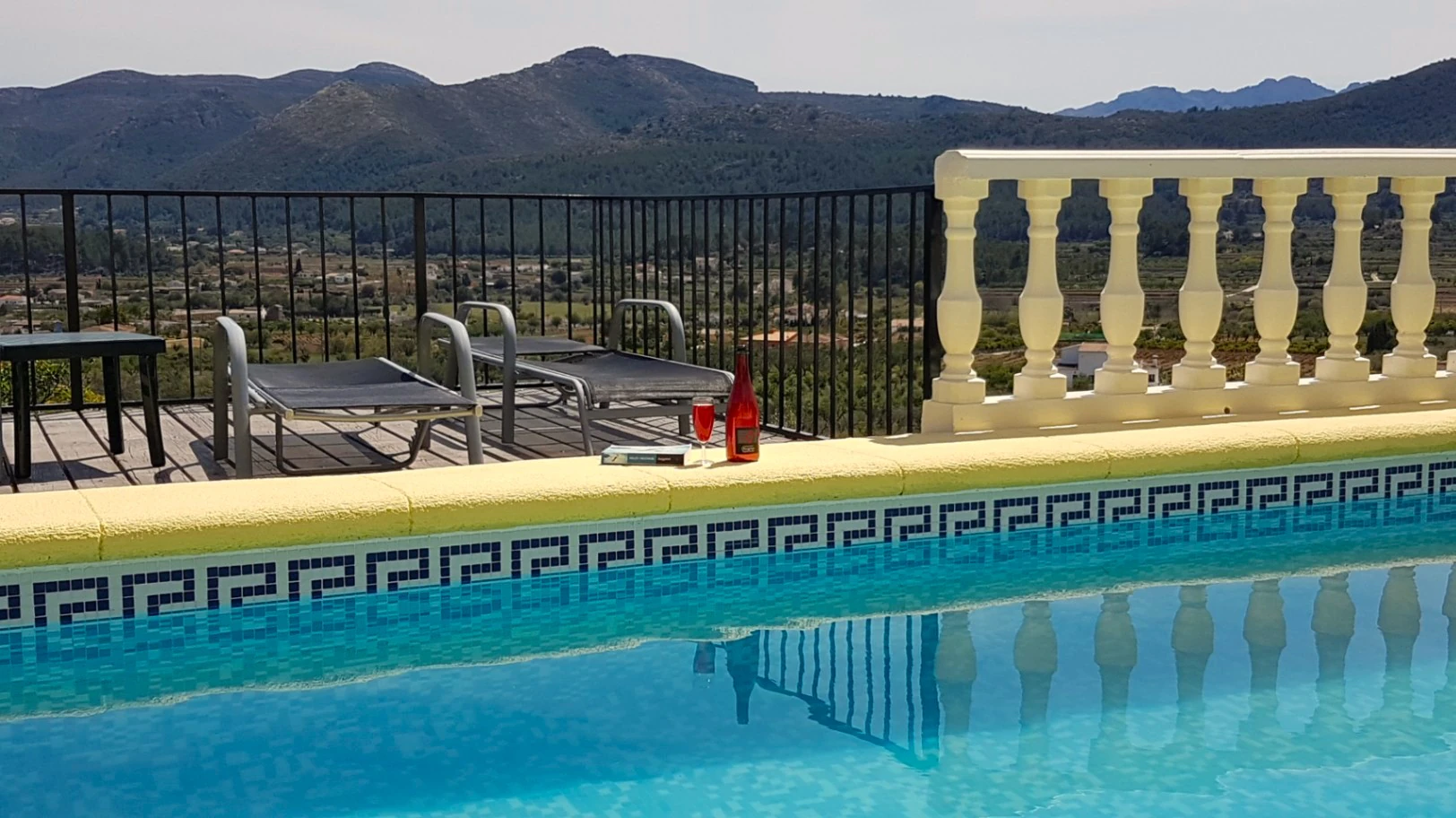 Villa for sale in Jalon: South-facing, separate guest apartment