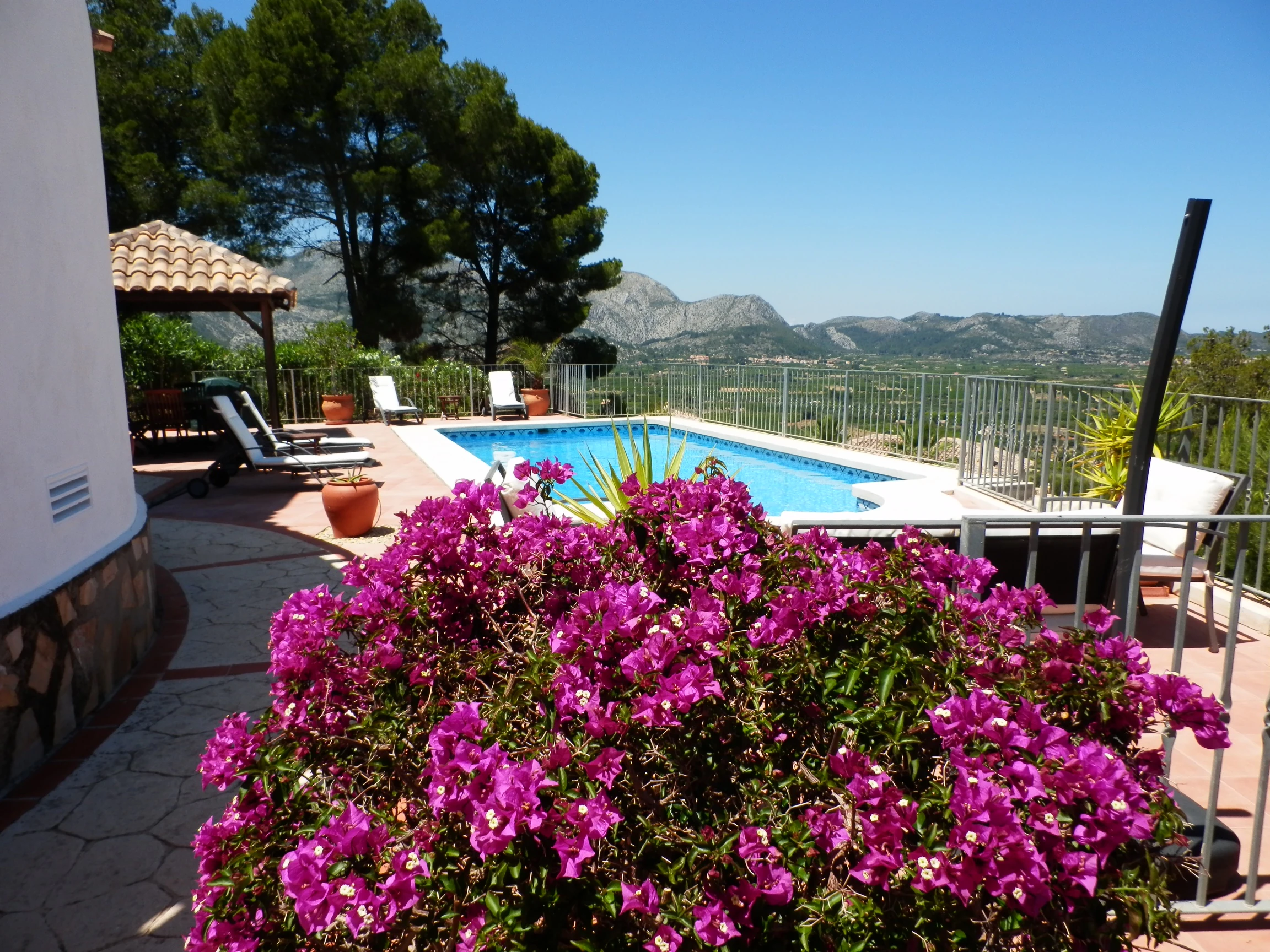 Villa for sale in Orba: Fabulous views, separate apartment