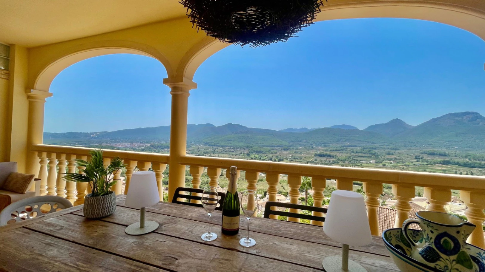 Modern townhouse for sale in Jalon: luxurious, stylish