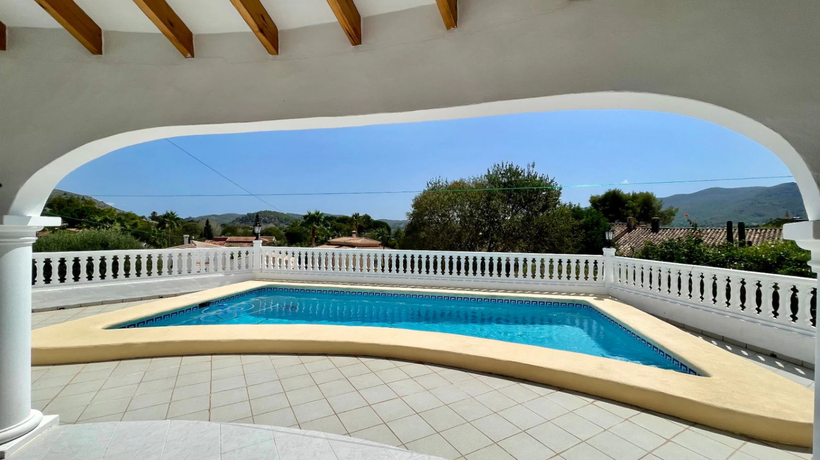 Villa for sale in Jalon: Immaculate, south-facing