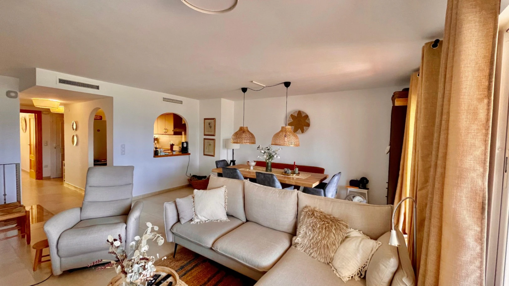 Modern townhouse for sale in Jalon: luxurious, stylish
