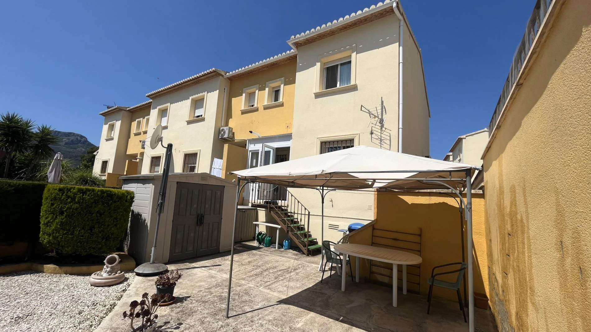 Modern, semi-detached, excellent location